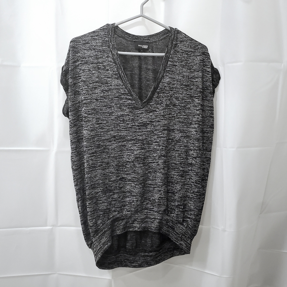 Wilfred Heather Grey Short Sleeve V-Neck Top, fits Medium, PTP 22.5"